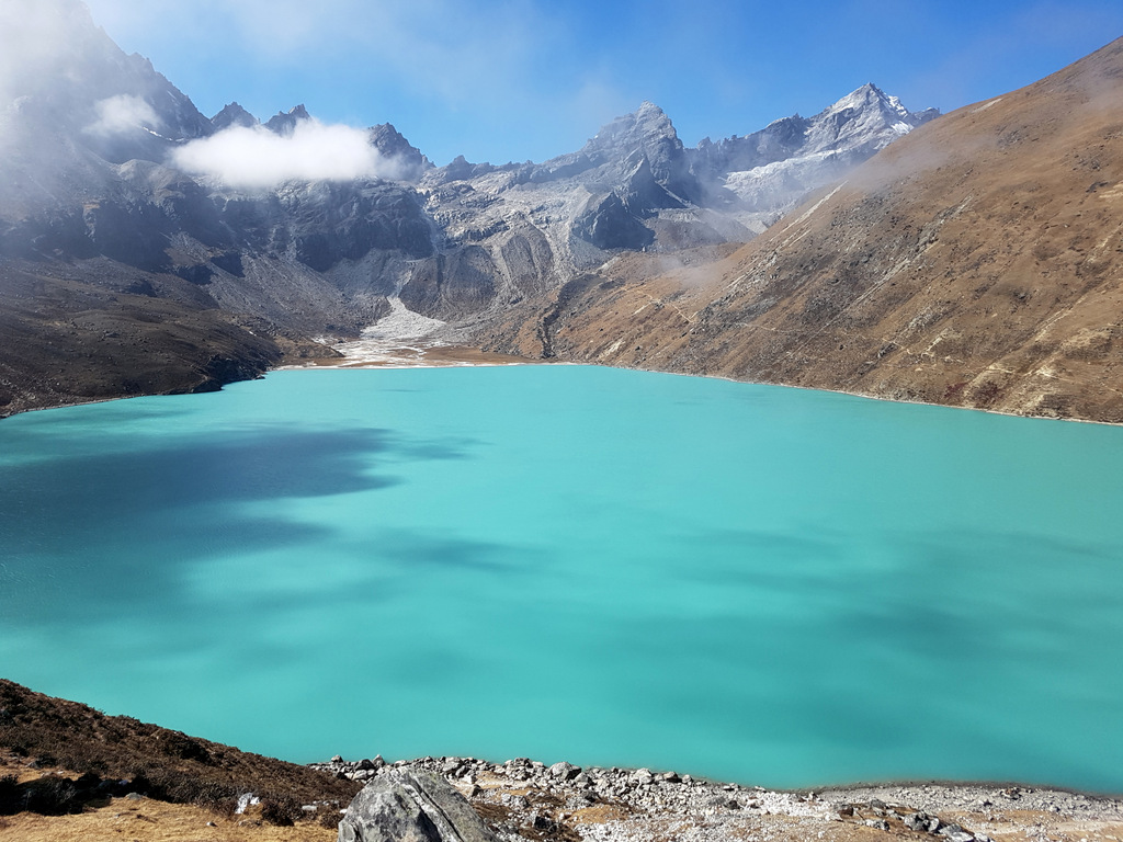 Гималаи озера. Озеро Гокио Непал. Озеро в Гималаях. Высокогорных озер Гокио. Горные озера в Гималаях.